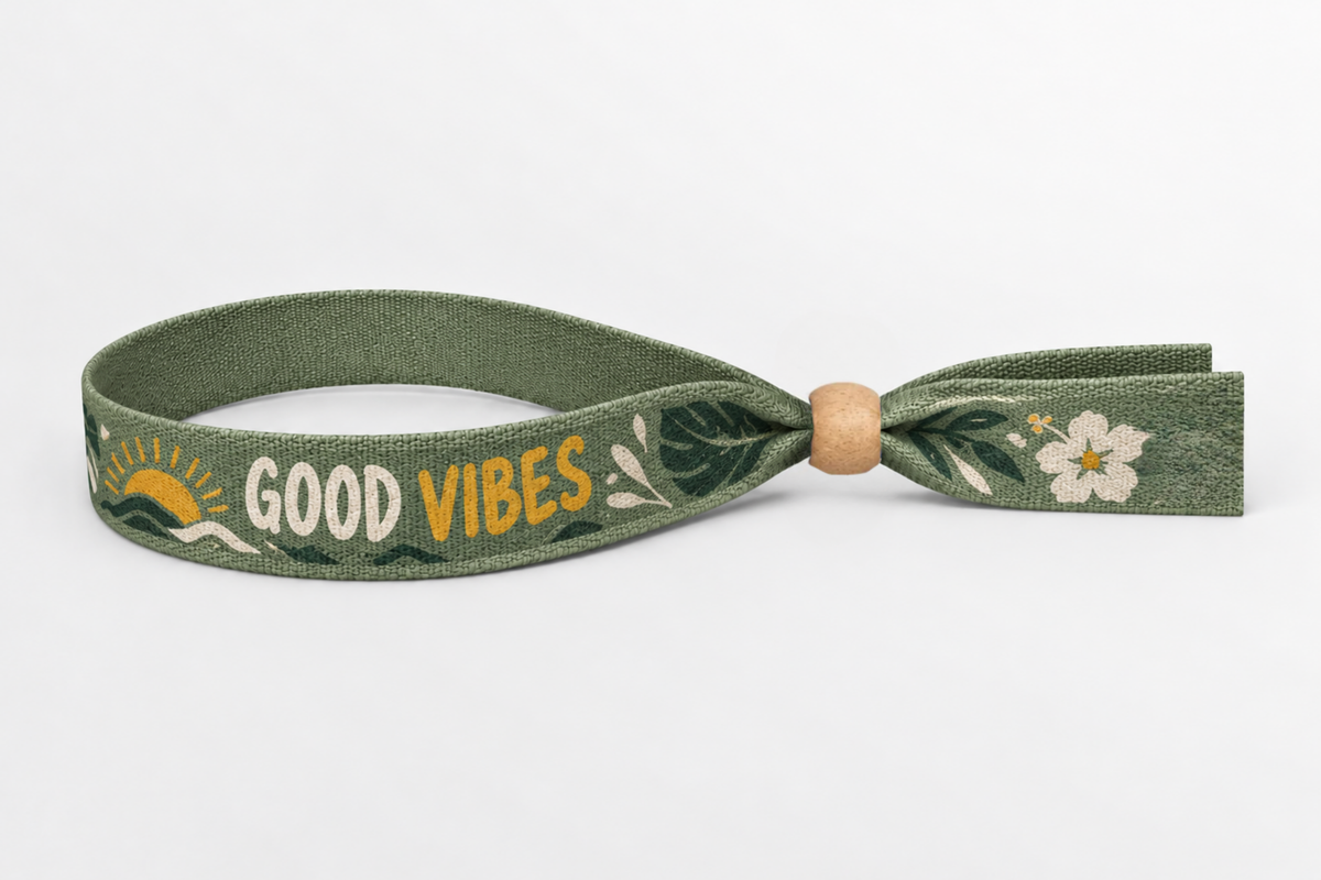 Zaļa bambusa auduma aproce ar Good Vibes apdruku un koka aizdari