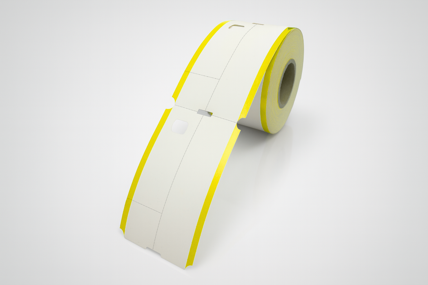 Dzeltenas trīsdaļīgas termo garderobes biļetes rullī.