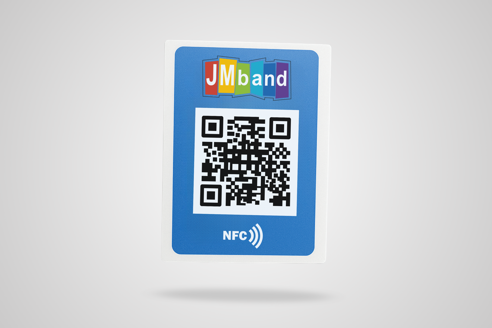 Kvadrātveida NFC uzlīmju fotoattēls ar QR kodu un izdruku