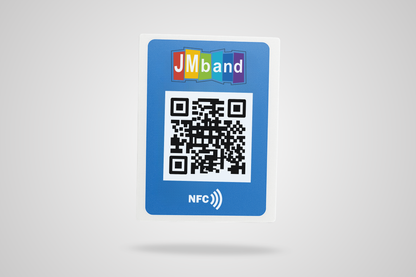 Kvadrātveida NFC uzlīmju fotoattēls ar QR kodu un izdruku