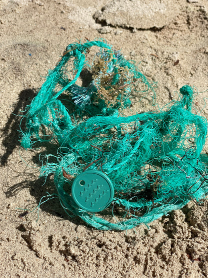 JM Band® pārstrādātu okeāna plastmasas žetonu fotoattēls. Iegādājieties 25 mm žetonus šeit.