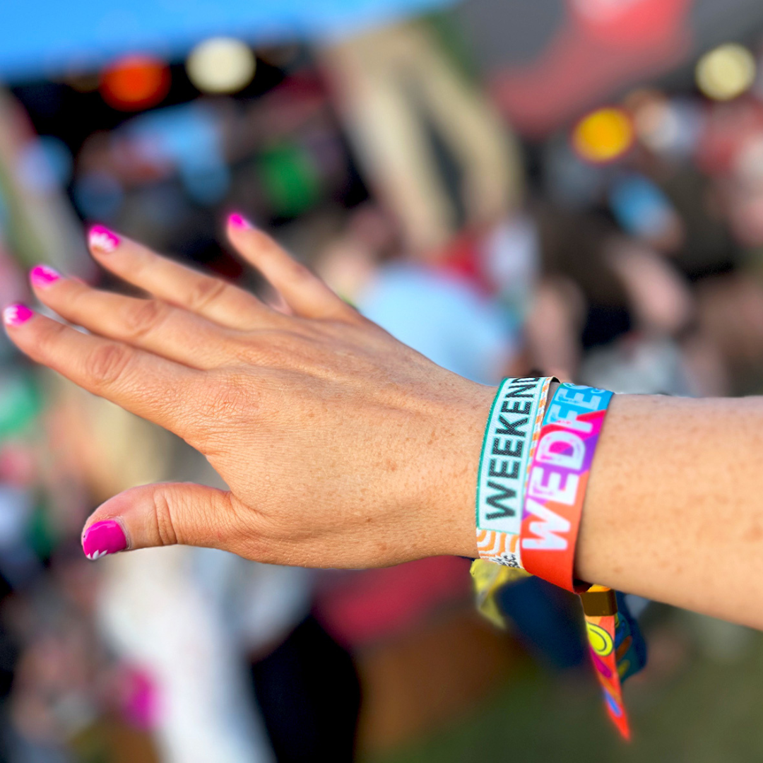 JM Band® apdrukātu festivāla aproču fotoattēls. Iegādājieties auduma aproces versijās, kas ir saderīgas ar jūsu piekļuves sistēmu, šeit.