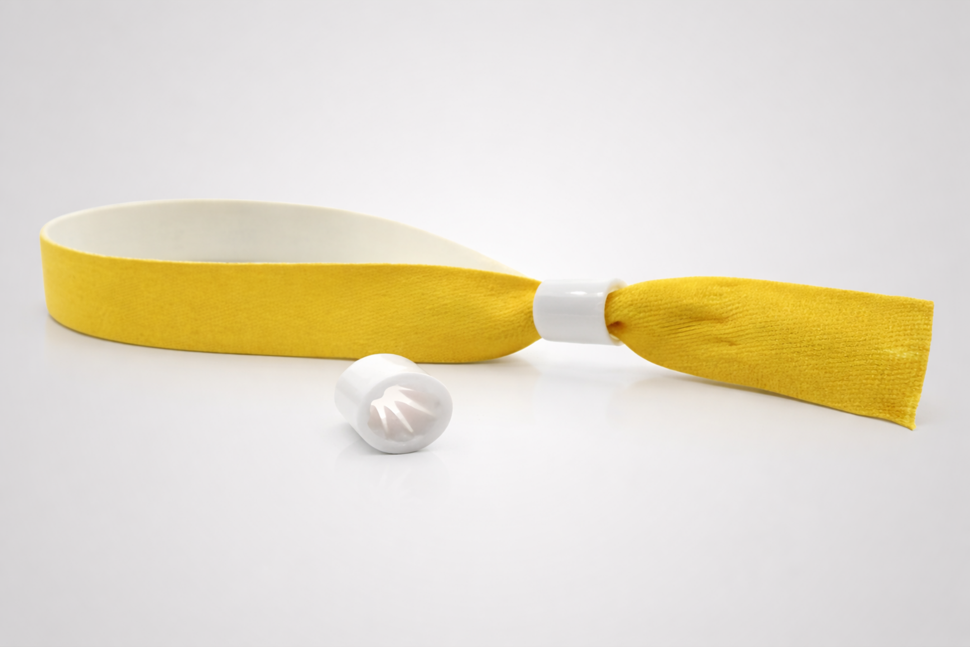 Balta plastmasas ātrslēdzene no JM Band®.