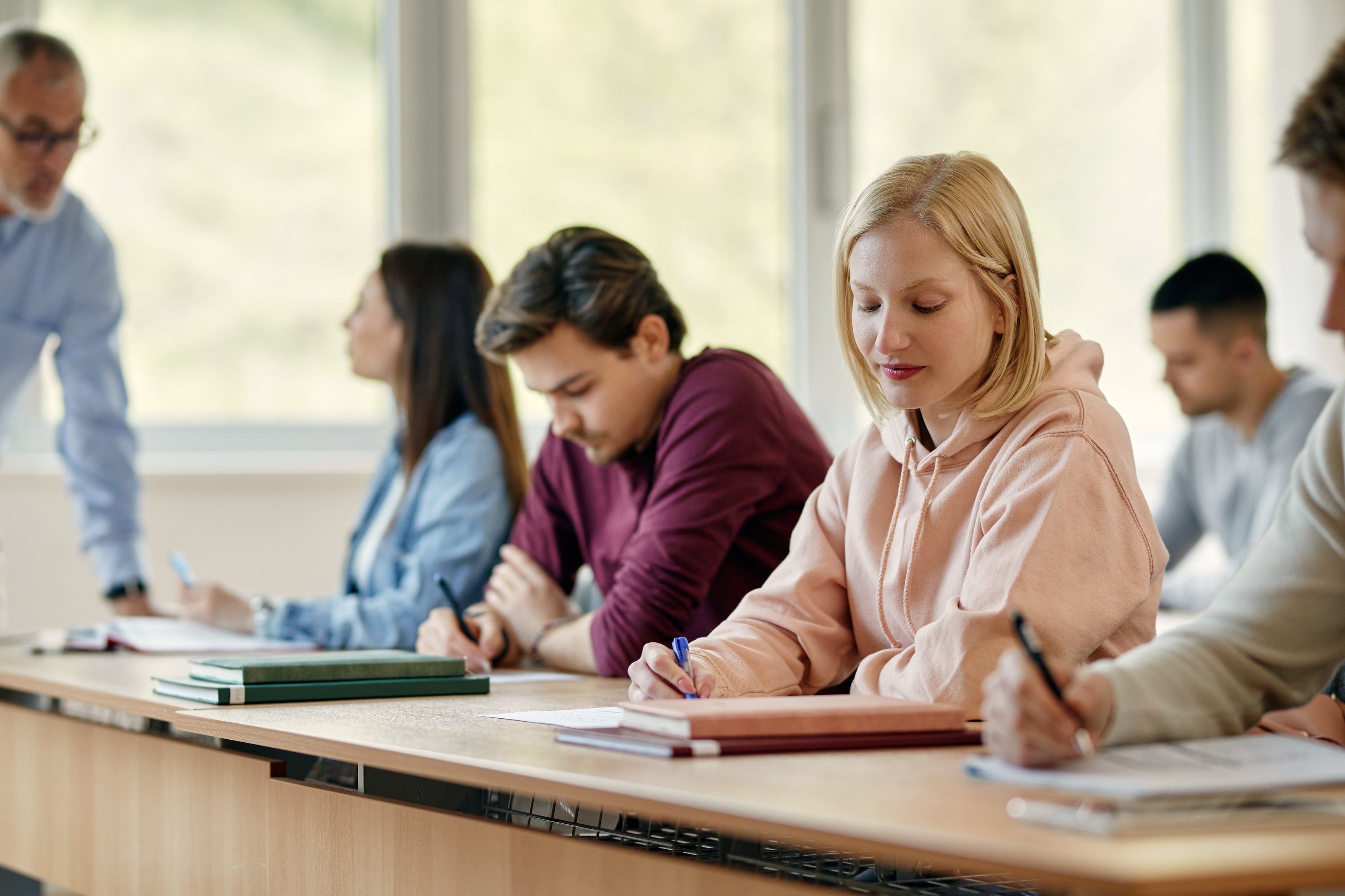 sieviešu, universitātes studente, rakstot
