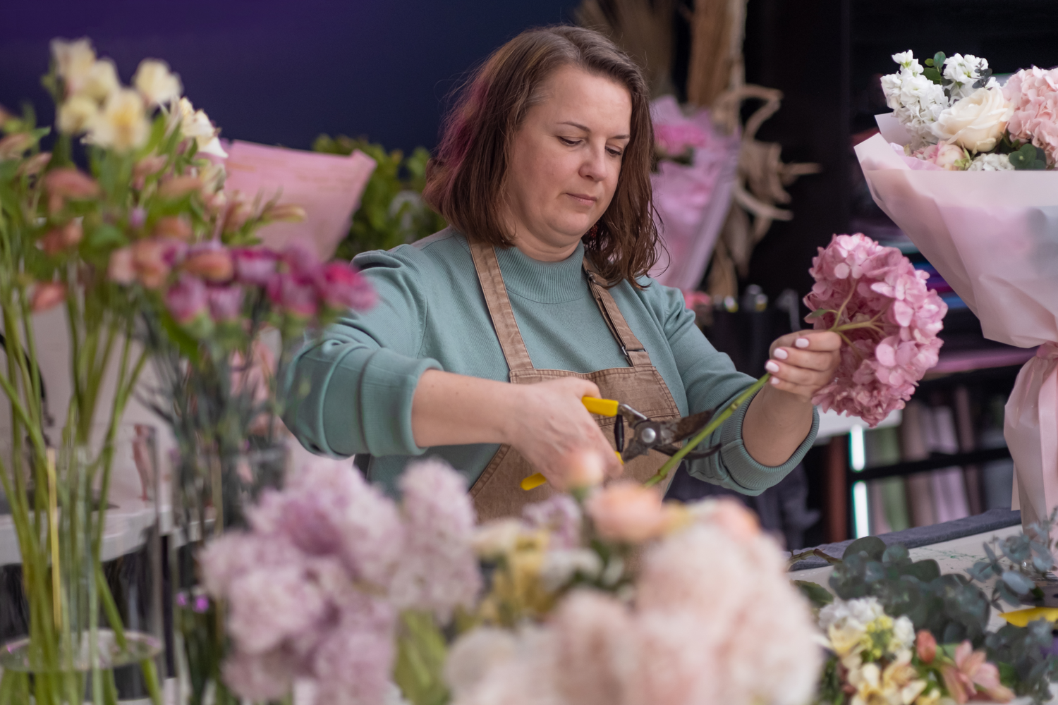 talantīga florista biznesa īpašniece rada